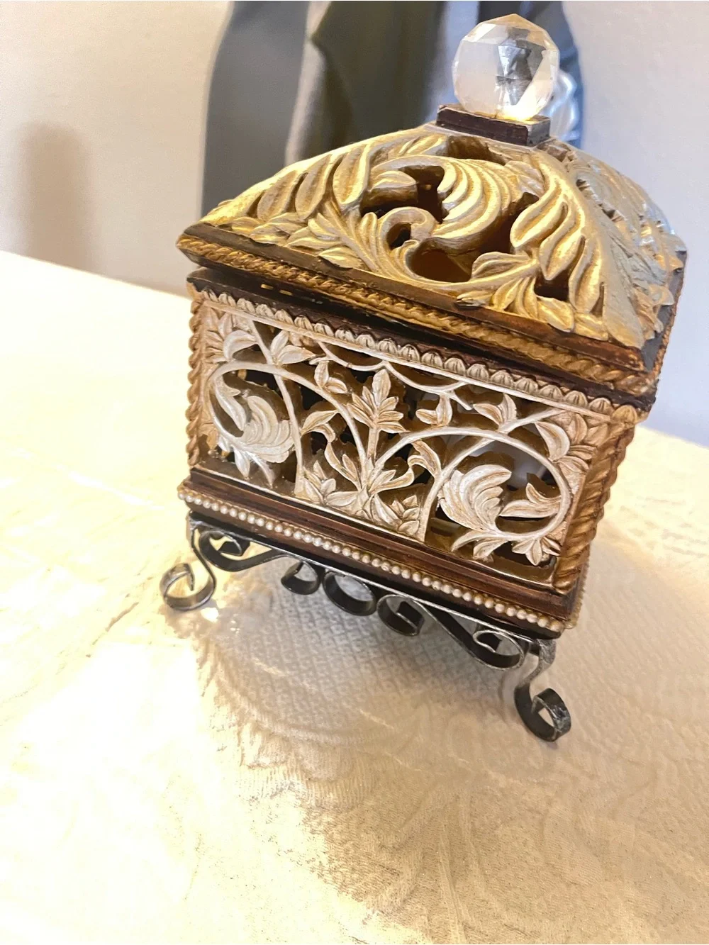 N/A elegant gold